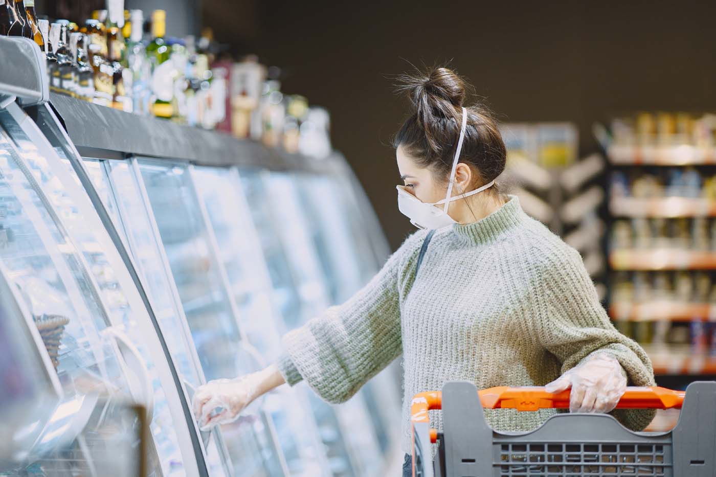 Woman in a respirator in a supermarket